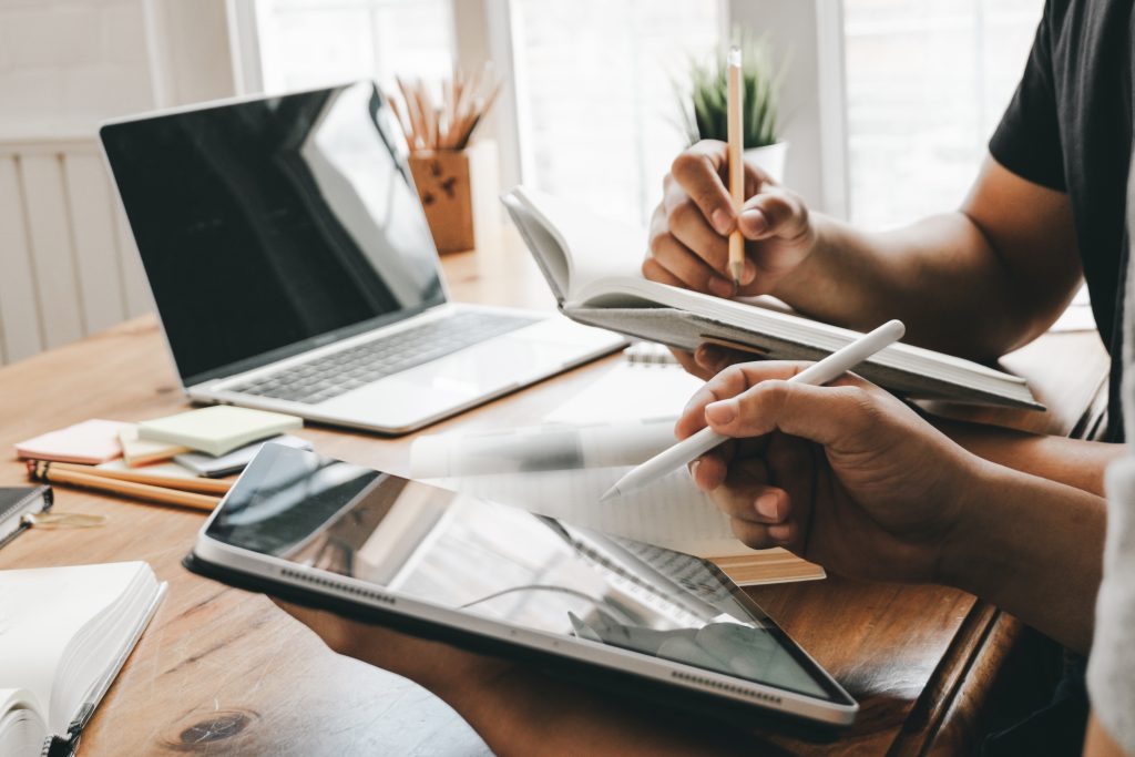 un rédacteur technique qui rédige des documents